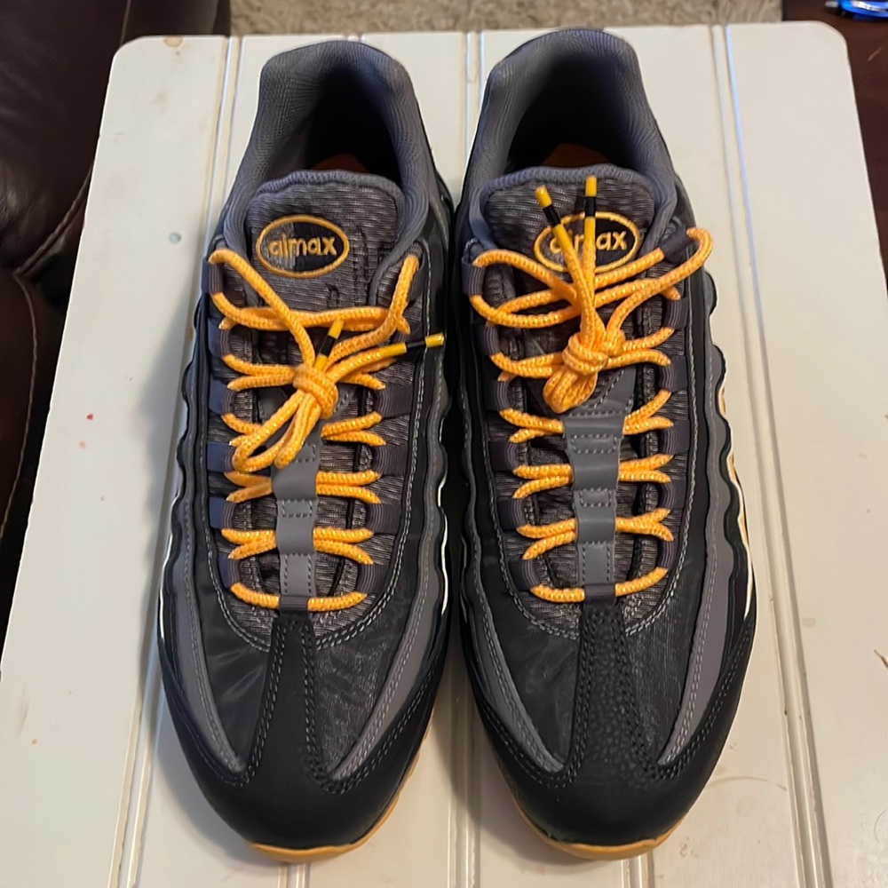 New. Never been worn Nike airmax. Size 10